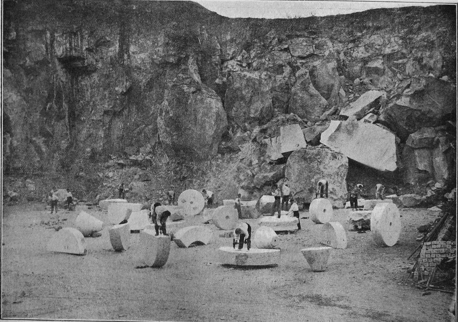 Piedras de molino talladas en la cantera